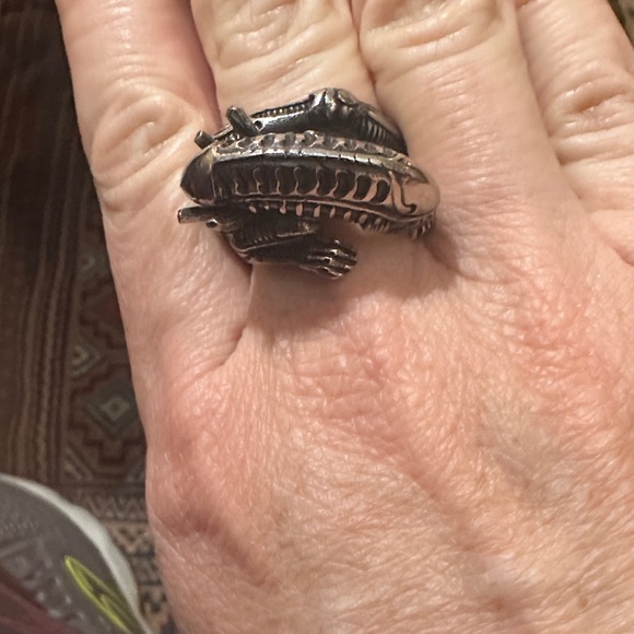 Unique Silver-Tone Alien Ring - Picture 3 of 3
